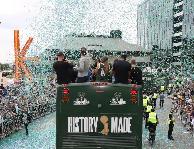 九游娱乐-等待了半世纪的狂欢！密尔沃基万人空巷庆雄鹿登顶