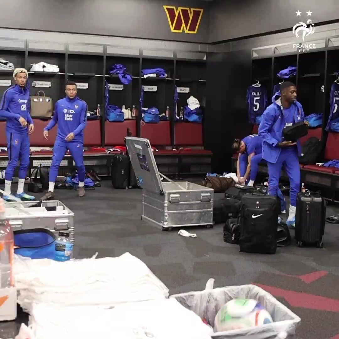 九游娱乐-😅姆三岁？姆巴佩更衣室投篮命中瞬间狂喜，现场表演魔性舞蹈